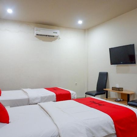 Reddoorz Plus @ Cameloan Hotel Palu Exterior photo