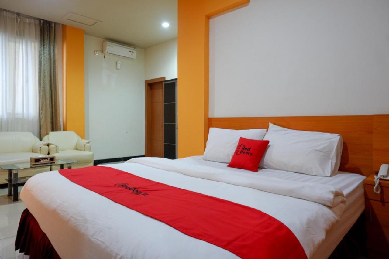 Reddoorz Plus @ Cameloan Hotel Palu Exterior photo